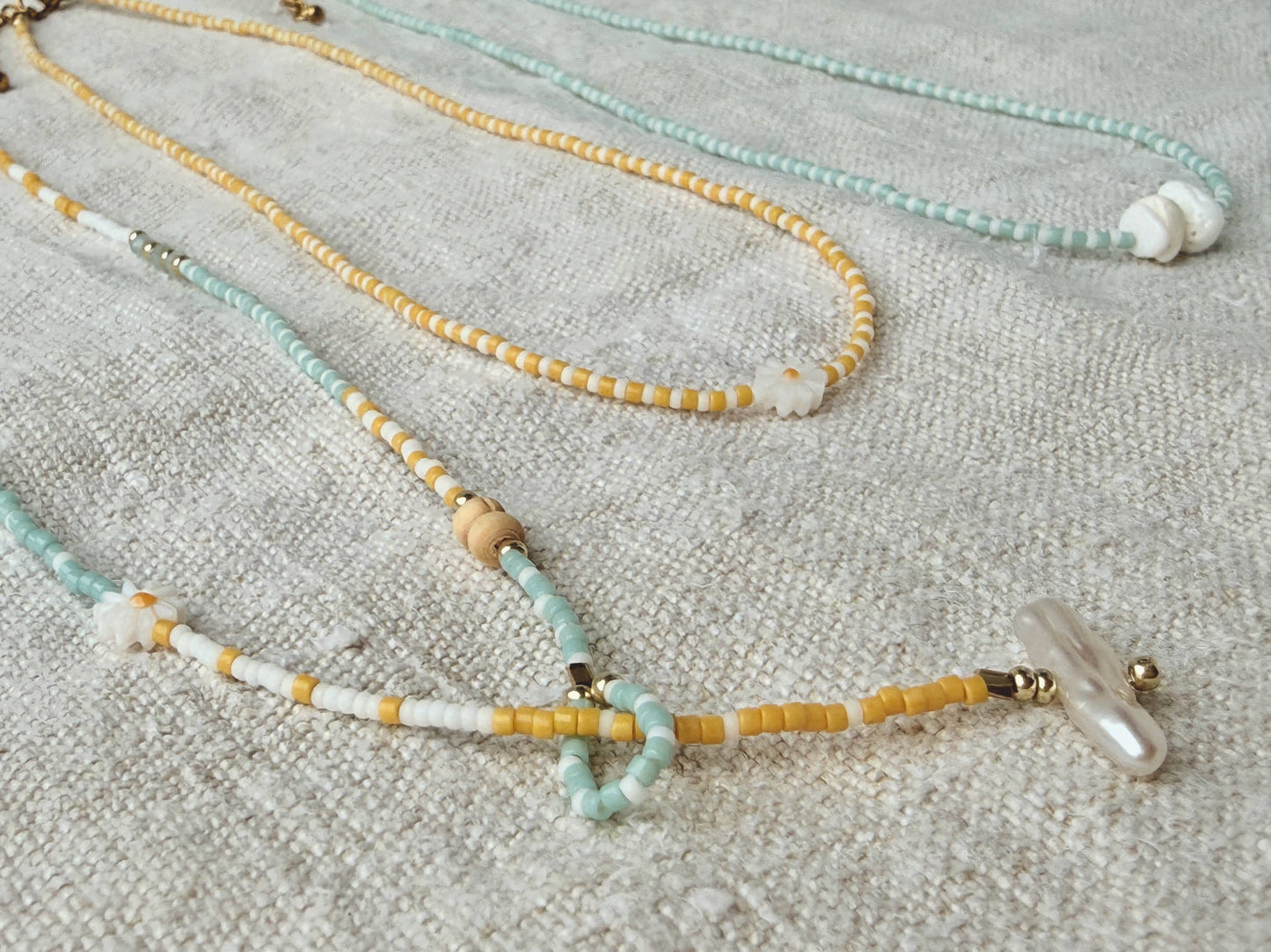 Détail du collier Marinière long – coquillages, perles en bois et perles Miyuki dorées, bijou artisanal By Petite Pomme