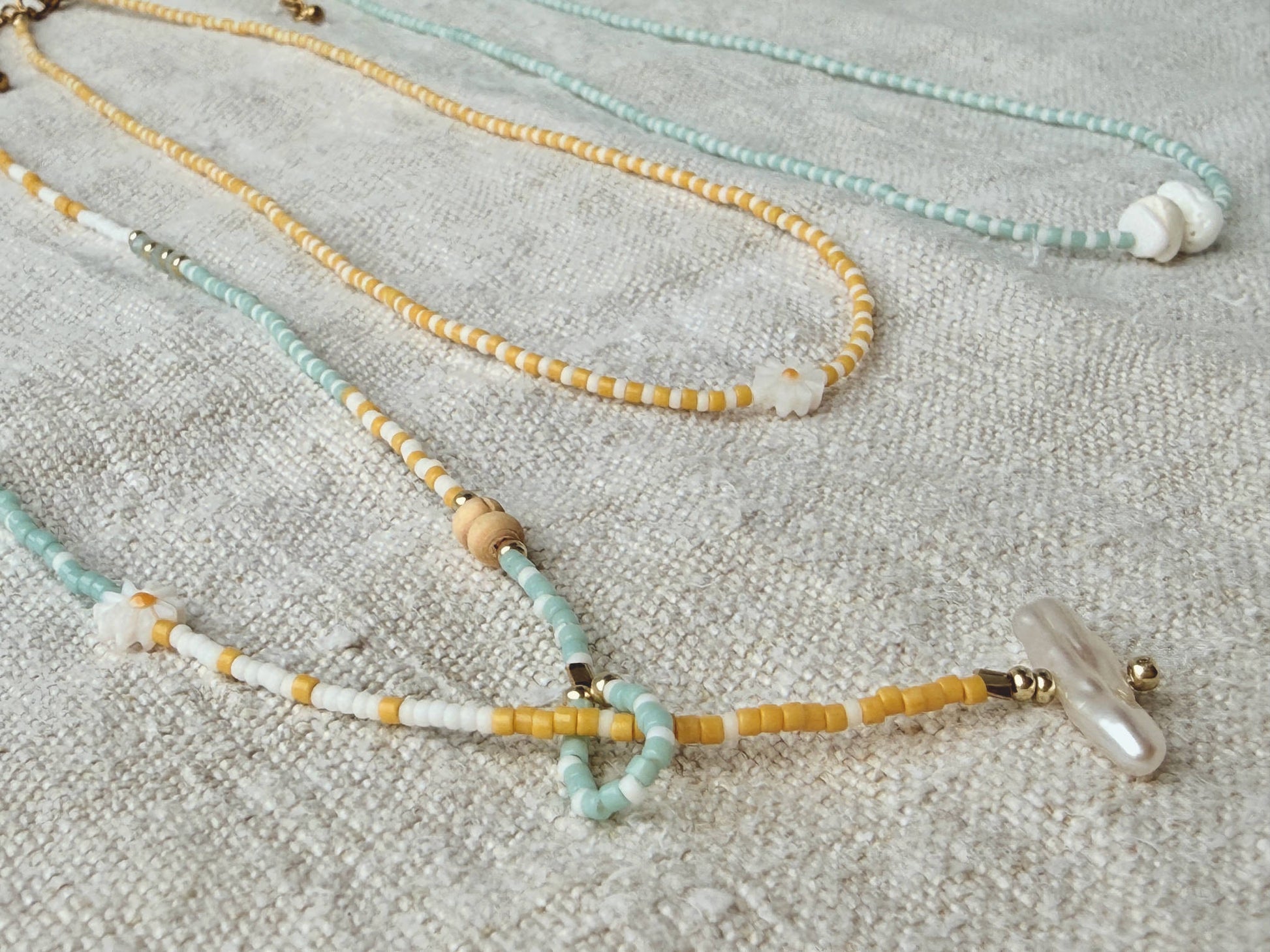 Détail du collier Marinière long – coquillages, perles en bois et perles Miyuki dorées, bijou artisanal By Petite Pomme