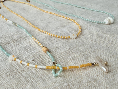 Détail du collier Marinière long – coquillages, perles en bois et perles Miyuki dorées, bijou artisanal By Petite Pomme