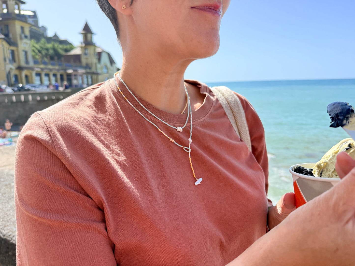 Collier fait main porté avec une marinière, look bord de mer