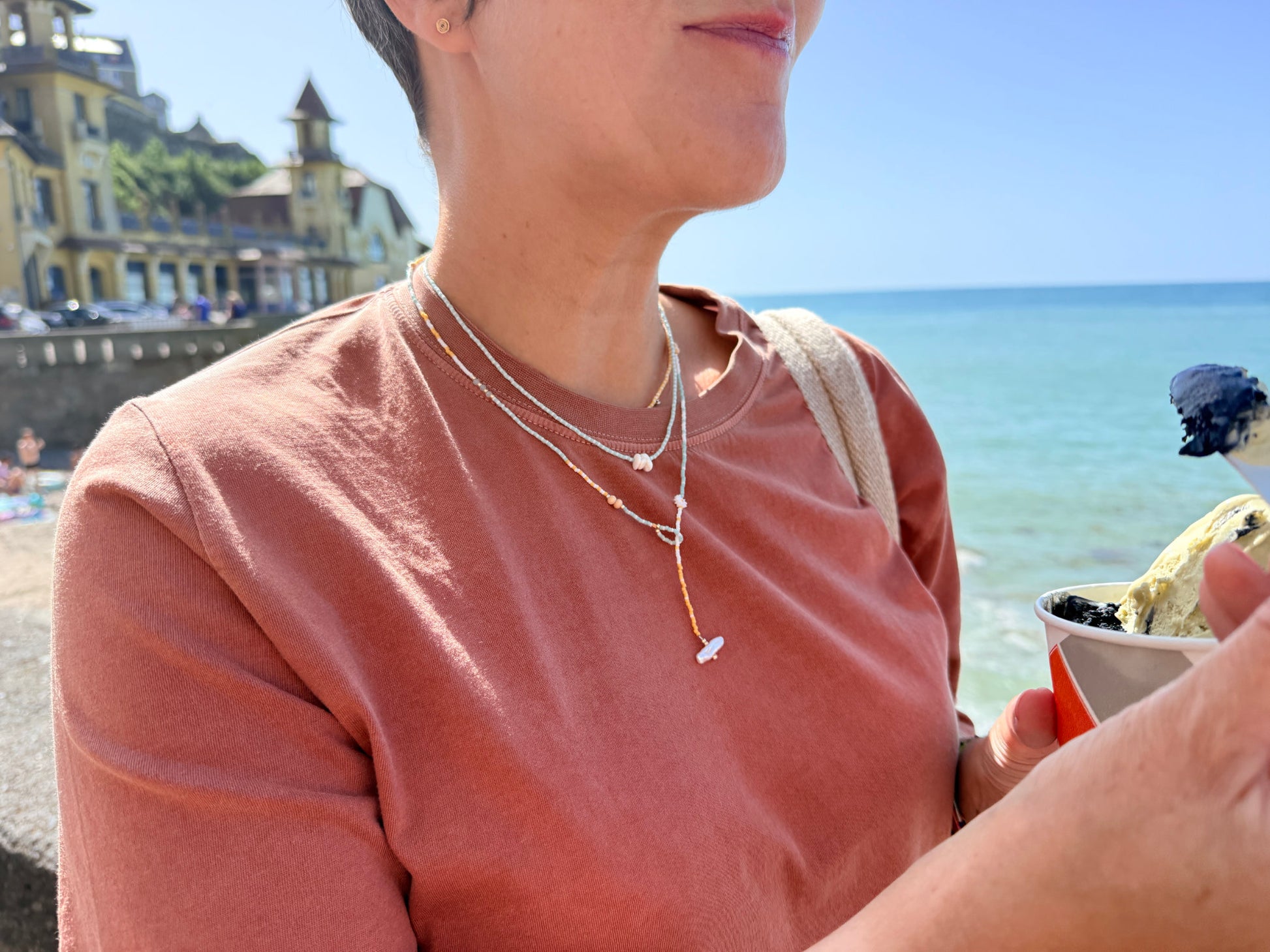 Collier fait main porté avec une marinière, look bord de mer