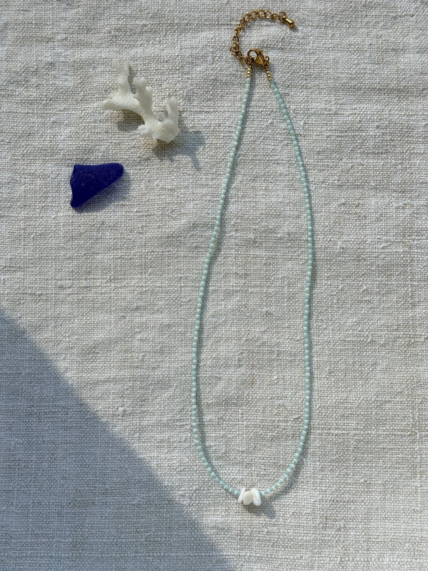 Détail collier court Marinière en perles Miyuki vert d'eau et nacre, bijou fait main en Normandie, By Petite Pomme