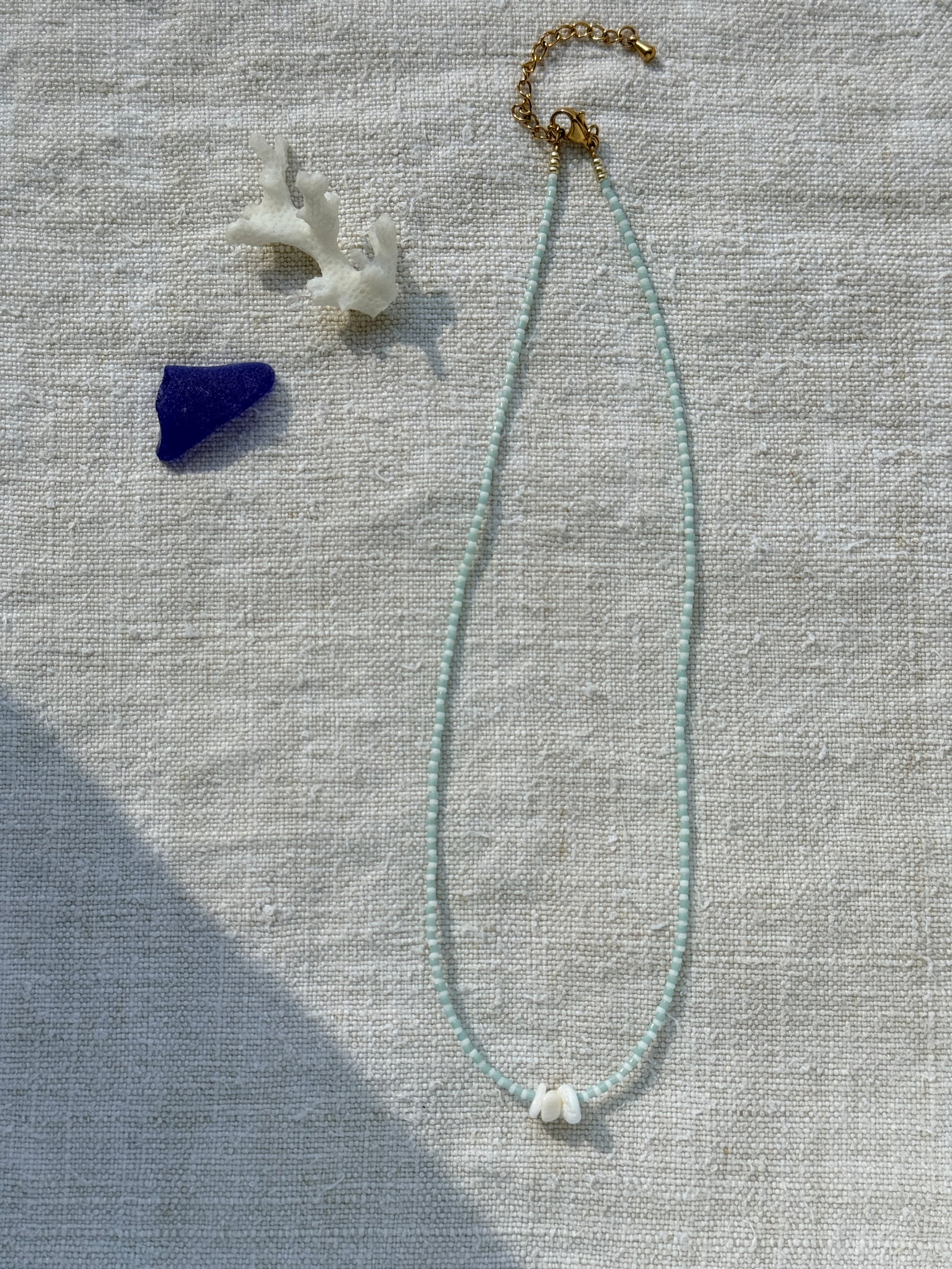 Détail collier court Marinière en perles Miyuki vert d'eau et nacre, bijou fait main en Normandie, By Petite Pomme
