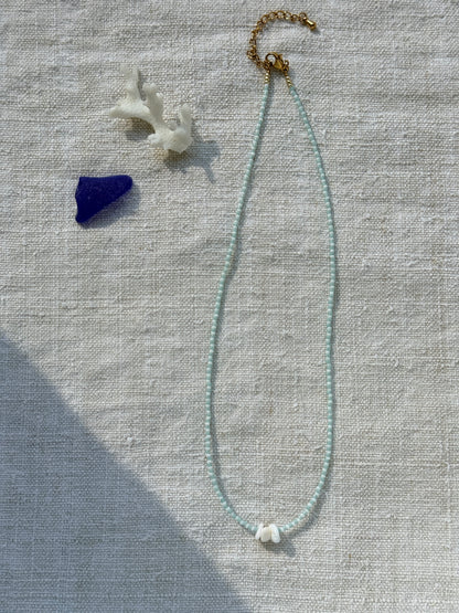 Détail collier court Marinière en perles Miyuki vert d'eau et nacre, bijou fait main en Normandie, By Petite Pomme