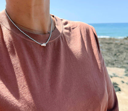 Collier fait main bleu porté avec une marinière, bijou artisanal Normandie