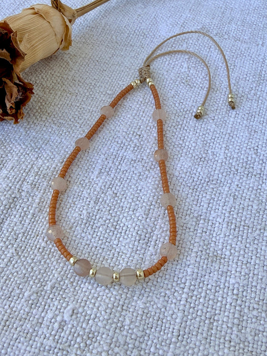 Bracelet Tarte aux Pommes en entier, perles orange cuit, pierres de lune pêche et perles dorées, cordon beige réglable — fait main en Normandie