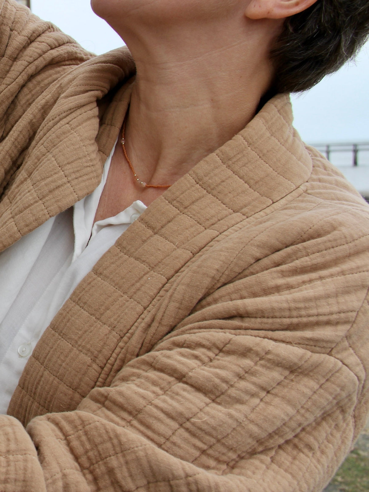 Collier court Tarte aux Pommes porté sur une chemise blanche, By Petite Pomme