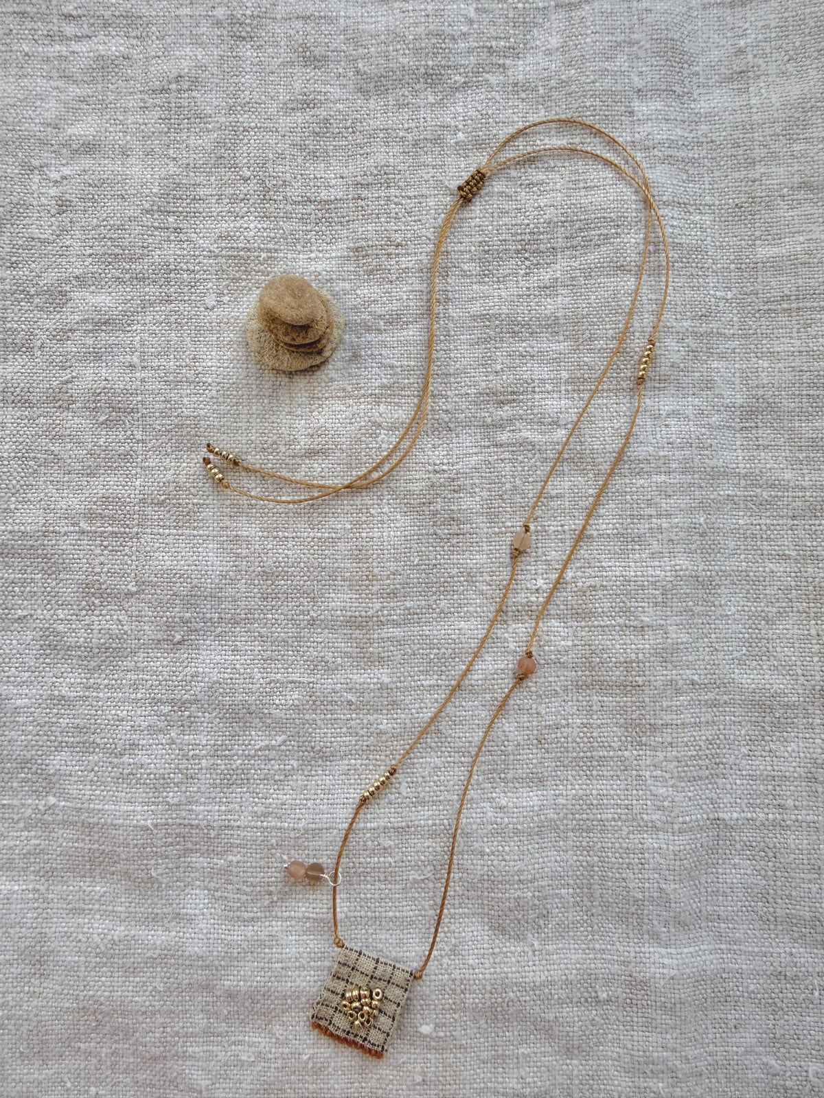 Collier long Tarte aux Pommes en entier, cordon beige réglable et médaille en tissu brodée de perles dorées — fait main en Normandie