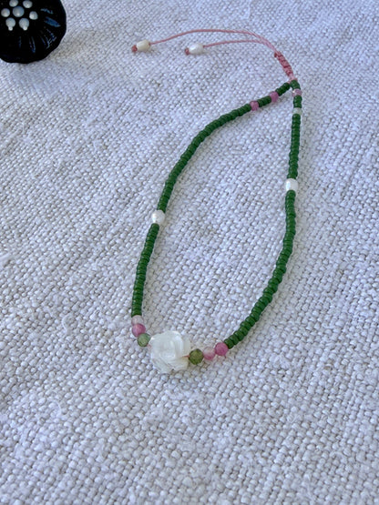 Bracelet Veules en entier, perles vert avocat, fleur de nacre, tourmalines rose et verte et perles d'eau douce, nœud coulissant rose — fait main en Normandie
