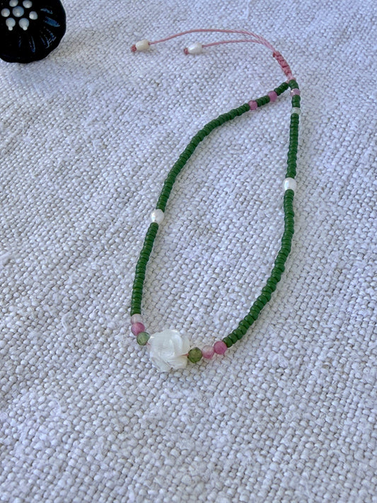 Bracelet Veules en entier, perles vert avocat, fleur de nacre, tourmalines rose et verte et perles d'eau douce, nœud coulissant rose — fait main en Normandie