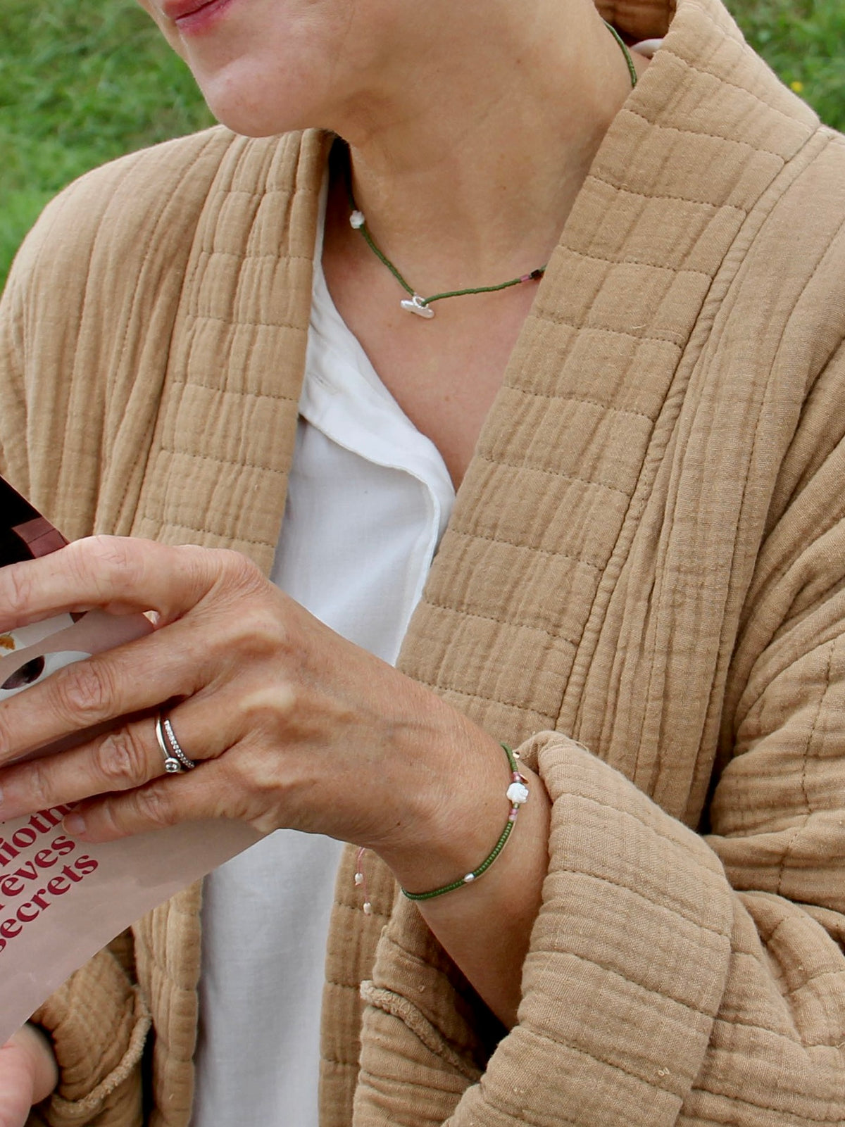 Bracelet Veules porté, perles vert avocat, fleur de nacre et tourmaline rose — fait main en Normandie
