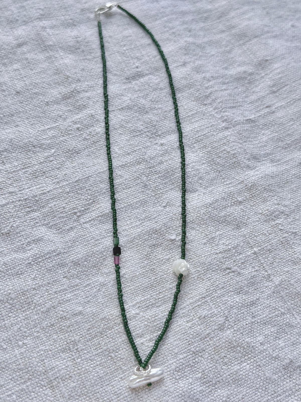 Collier lasso Veules en entier, perles vert avocat, fleur de nacre, tourmalines et perle baroque, fermoir argent 925 — fait main en Normandie