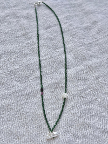 Collier lasso Veules en entier, perles vert avocat, fleur de nacre, tourmalines et perle baroque, fermoir argent 925 — fait main en Normandie
