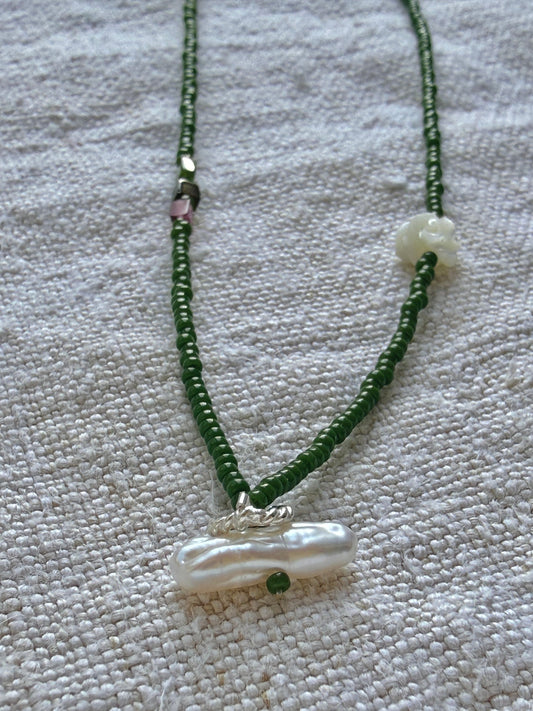 Détail du collier Veules : perle baroque et anneau torsadé argent, fleur de nacre et tourmalines rose et verte